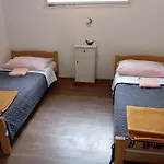 Simple Room For 2 With Bathroom Close To The Sea