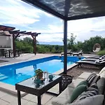 Lazy 8 Villa