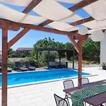 Lazy 8 Villa