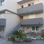 Apartment Pahljina