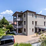 Apartments Vugrinec With Terrace