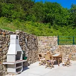 2 Bedroom Beautiful Home In Gornji Lopci
