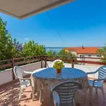 Appartement In Dramalj Mit Moebliertem Balkon