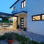 Holiday House Zoroo With Private Pool