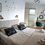 Riviera Rooms And Apartments
