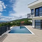Villa V