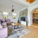 Laura Comfortable Holiday Residence