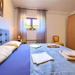 Apartment Bazina - Airconditioning, Parking, 500M From The Beach