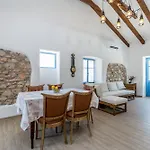 Holiday House Kuntenta With Pool And Jacuzzi