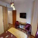 4 Colors Rooms, Cres