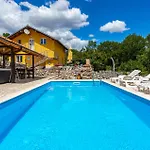 Cozy Home In Viskovo With Kitchen