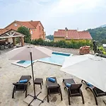 Villa Mira With Pool