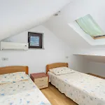 Nice Apartment In Jurandvor With Wifi