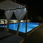 Helamoni, New 5 Star 2 Person Apartment With Pool