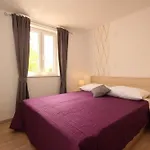 Neu Modern Eingerichtete Apartment Fuer 4 Personen In Einem Haus Mit Mehrere Apartments Und Mit Pool