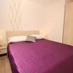 Neu Modern Eingerichtete Apartment Fuer 4 Personen In Einem Haus Mit Mehrere Apartments Und Mit Pool