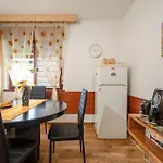 2 Bedroom Beautiful Apartment In Lovran