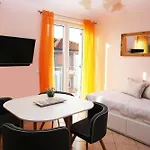 Villa Marica Mit 10 Einzelnen Studios Direkt Am Strand Von Crikvenica