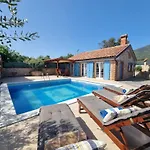 Vila S Bazenom Mavrinac