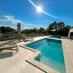 The Modern Apartment In The Nature With A Pool & Gym