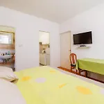 Apartments And Room Petar