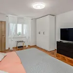 Gorgeous Home In Kukuljanovo With Kitchen