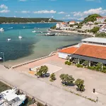 Seafront Apartments Tomi