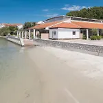 Seafront Apartments Tomi