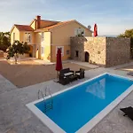 Villa Sky With Pool