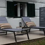Garden Oasis City Center Apartment