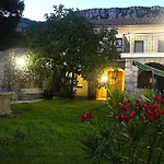 Geraeumige Villa Mit Drei Schlafzimmern Und Einem Ruhigen Garten