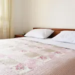 Rooms With Breakfast & Apartment Valentin