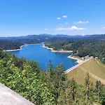 Kuca Na Osami Pokraj Jezera