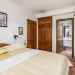 4 Bedroom Awesome Apartment In Selce