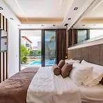 Villa Omega - Four Bedroom Villa With Swimming Pool
