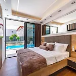 Villa Omega - Four Bedroom Villa With Swimming Pool