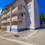 Apartment In Dramalj 51202