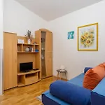 1 Bedroom Lovely Apartment In Jurandvor