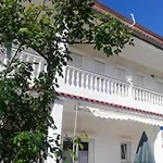 Tina- Balkonen Wohnung Mit Pool,Parking,Garten,Grill,Terrassen