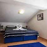 Elegant Holiday Home With Private Gym And Roof Terrace