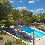3 Bedroom Beautiful Home In Glavani