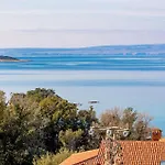 Awesome Apartment In Supetarska Draga