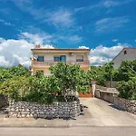 Cozy Apartment In Novi Vinodolski With Kitchen