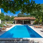 2 Bedroom Beautiful Apartment In Pinezici