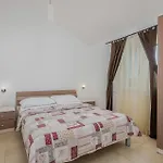 Lovely Apartment In Salatici With Kitchen