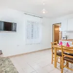 Beautiful Apartment In Jurandvor With Kitchen