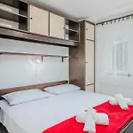 Cozy Apartment In Jurandvor With Wifi