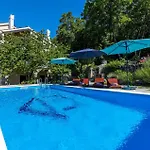 Beautiful Home In Spincici With Kitchen
