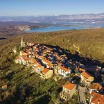 Amazing Home In Svet Vid Dobrinjski With Jacuzzi