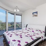 Lovely Apartment In Vrh With Wifi